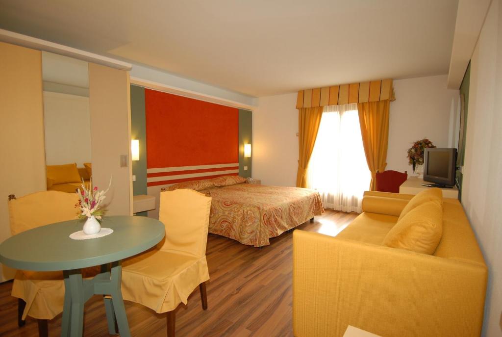 Postel nebo postele na pokoji v ubytování Hotel Baita Clementi