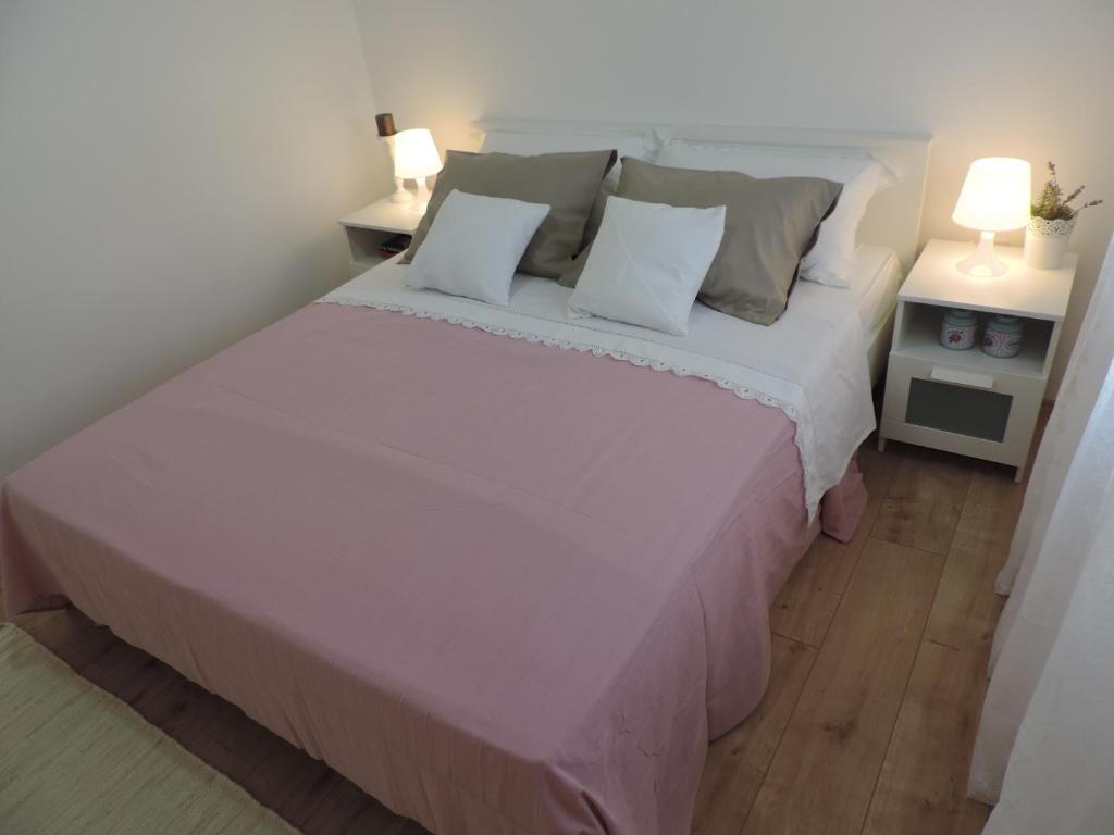 Postel nebo postele na pokoji v ubytování Apartman s pogledom