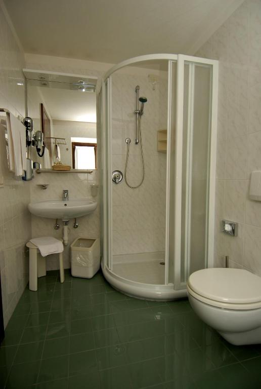 Koupelna v ubytování Hotel Baita Clementi