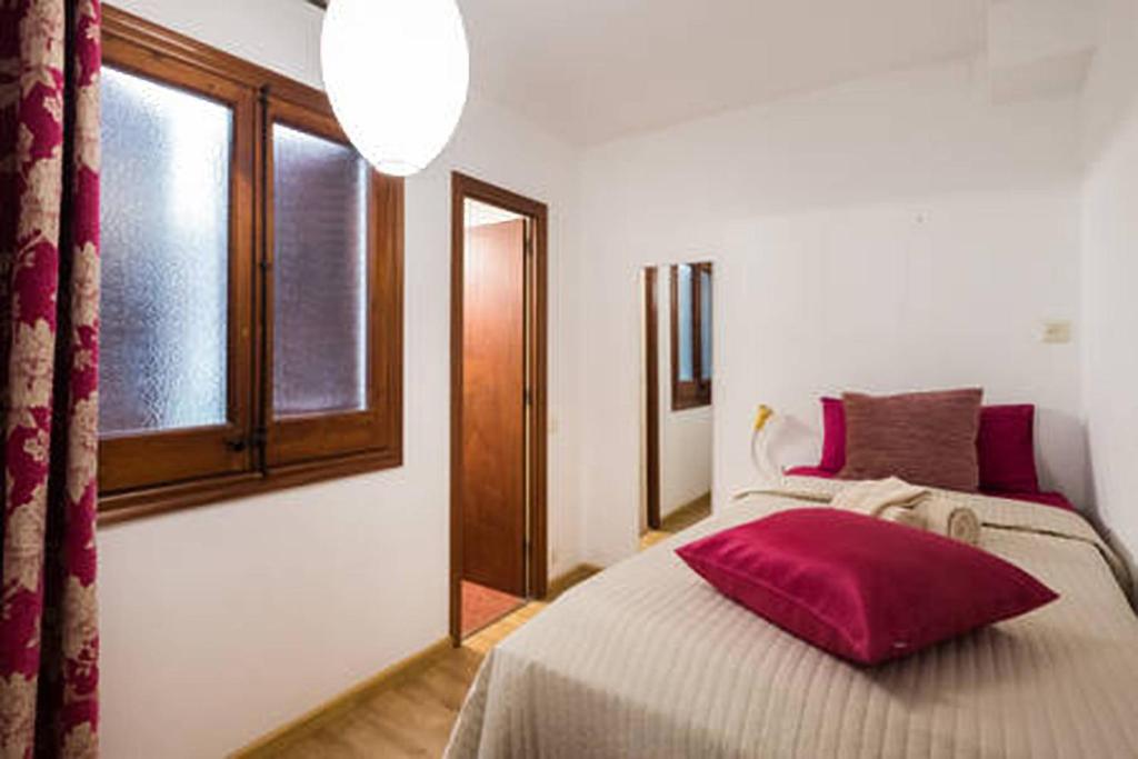 Posteľ alebo postele v izbe v ubytovaní 3 bedroom Apartment with private garden on top location Sitges centre beach