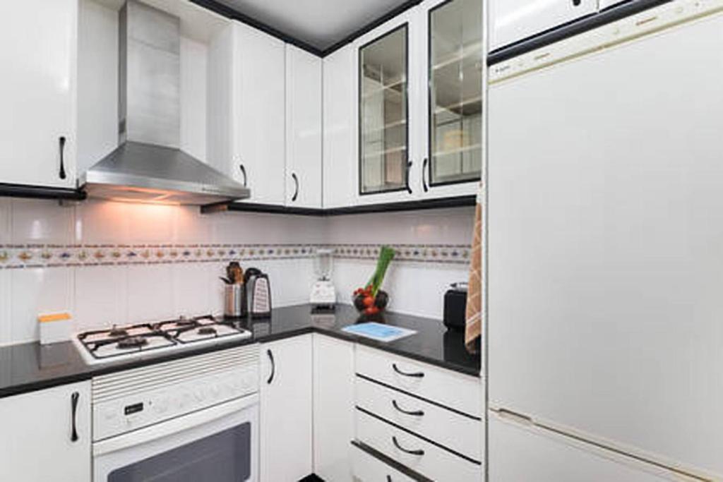 Kuchyňa alebo kuchynka v ubytovaní 3 bedroom Apartment with private garden on top location Sitges centre beach