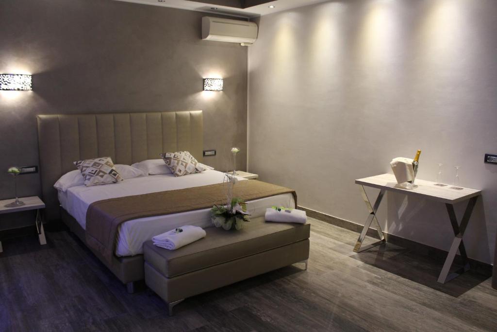 Łóżko lub łóżka w pokoju w obiekcie Hotel Aquila