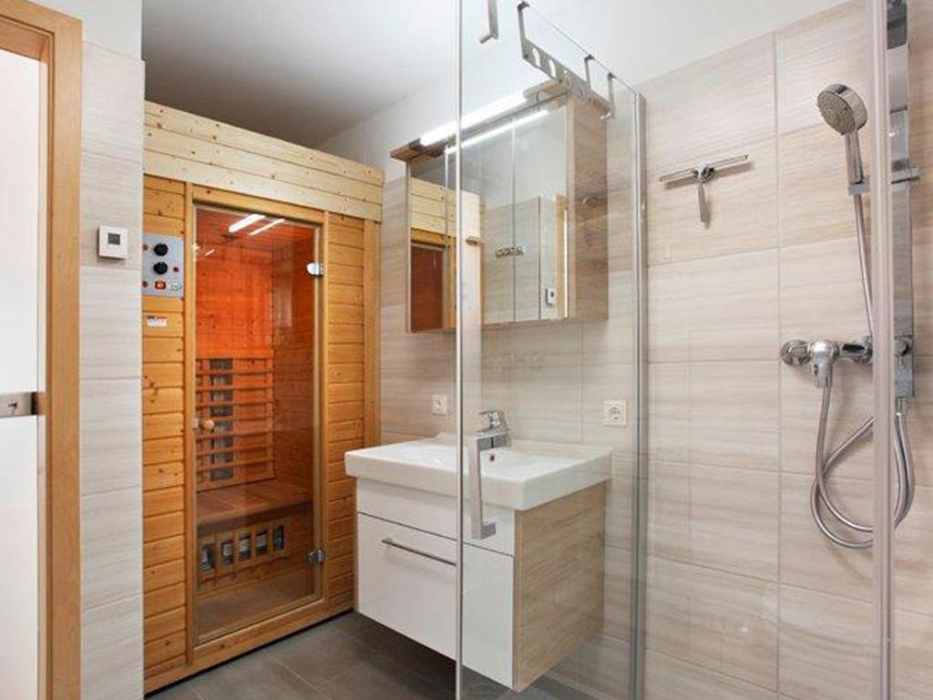 y baño con lavabo y ducha. en Ferienwohnungen Margreiter en Mitterbach