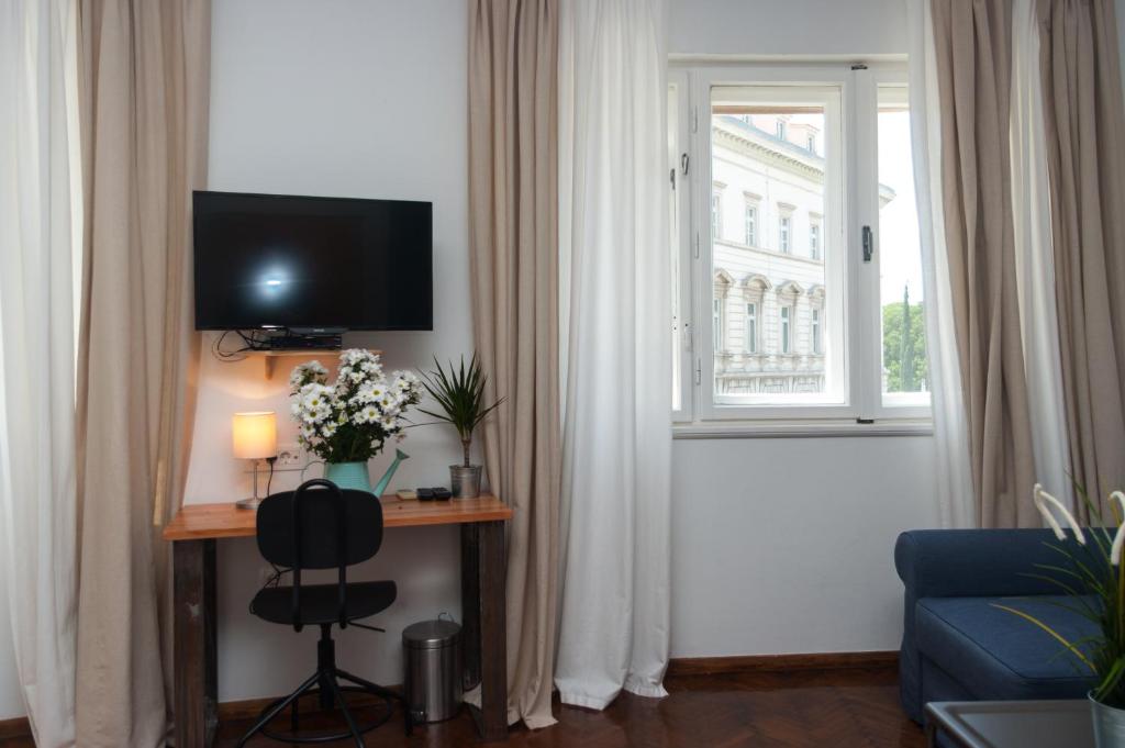 TV a/nebo společenská místnost v ubytování Indigo Inn Rooms