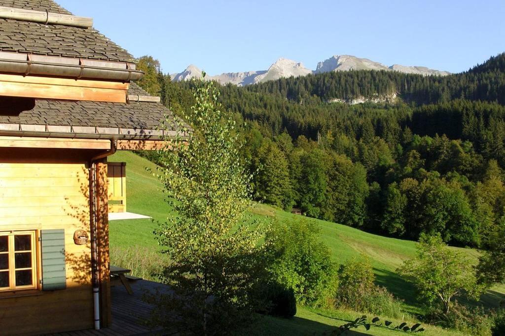 ラ・クリュサにあるchalets-aravisの山の景色を望むログキャビン