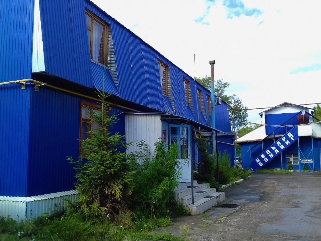 ベロレツクにあるHotel "Bankir"の窓が多い青い建物