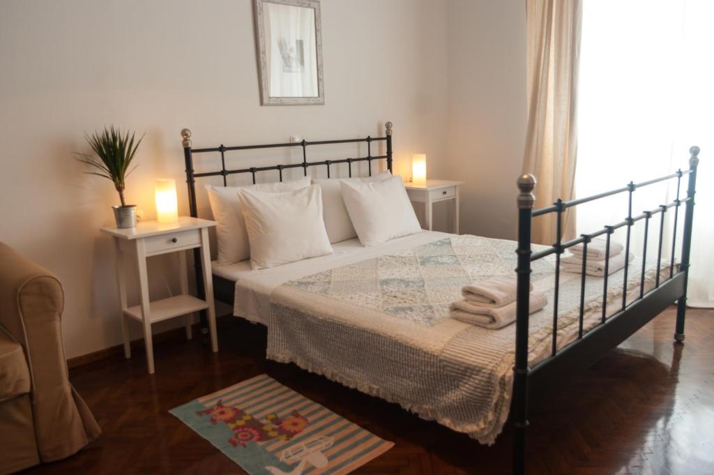 Postel nebo postele na pokoji v ubytování Indigo Inn Rooms