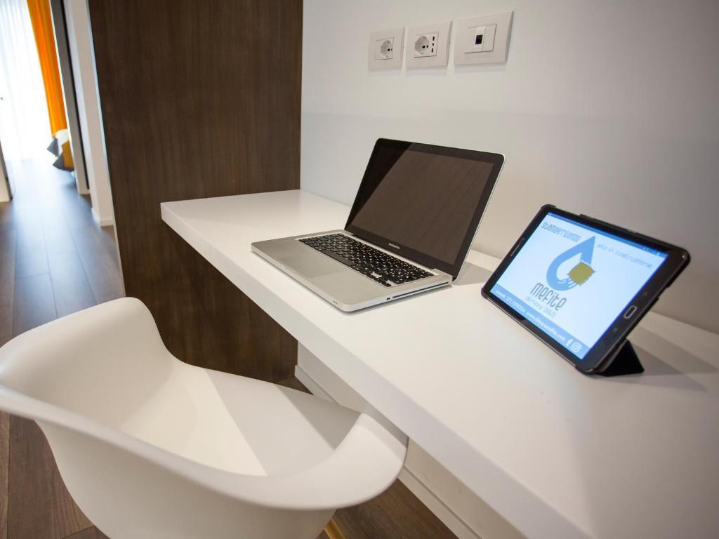 TV a/nebo společenská místnost v ubytování Dimora Mefite-Camere con Bagno Privato e Self check-in