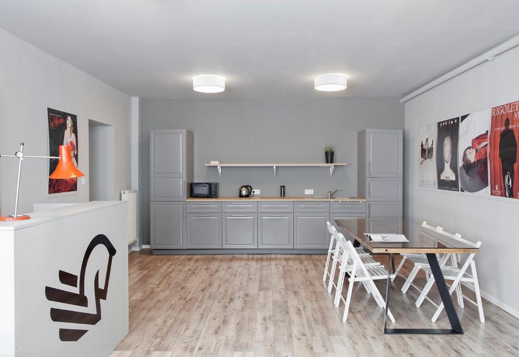 Kuchyňa alebo kuchynka v ubytovaní Opera Hostel