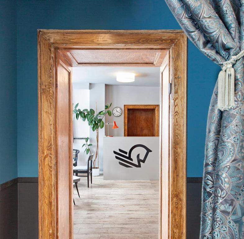 una puerta abierta a una habitación con paredes azules en Opera Hostel en Poznan