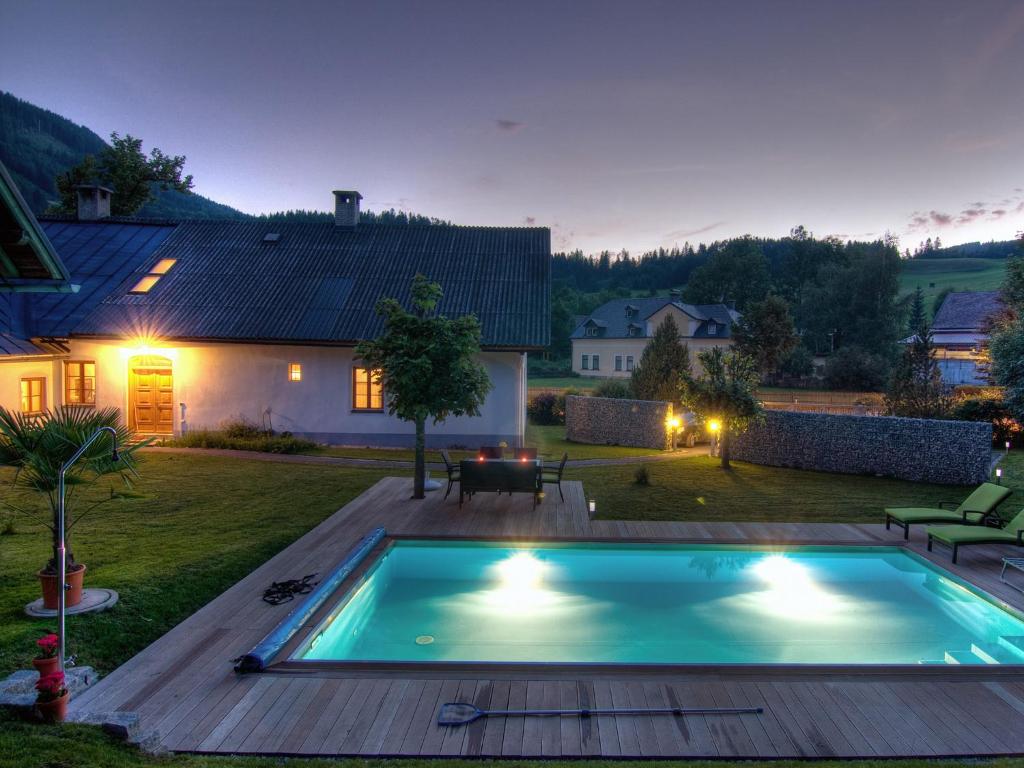 een zwembad in de tuin van een huis bij Ferienwohnung Mariazell in Mariazell