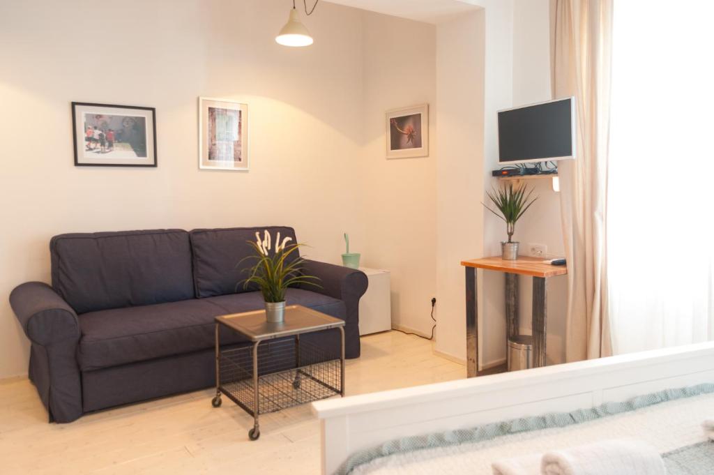 TV a/nebo společenská místnost v ubytování Indigo Inn Rooms