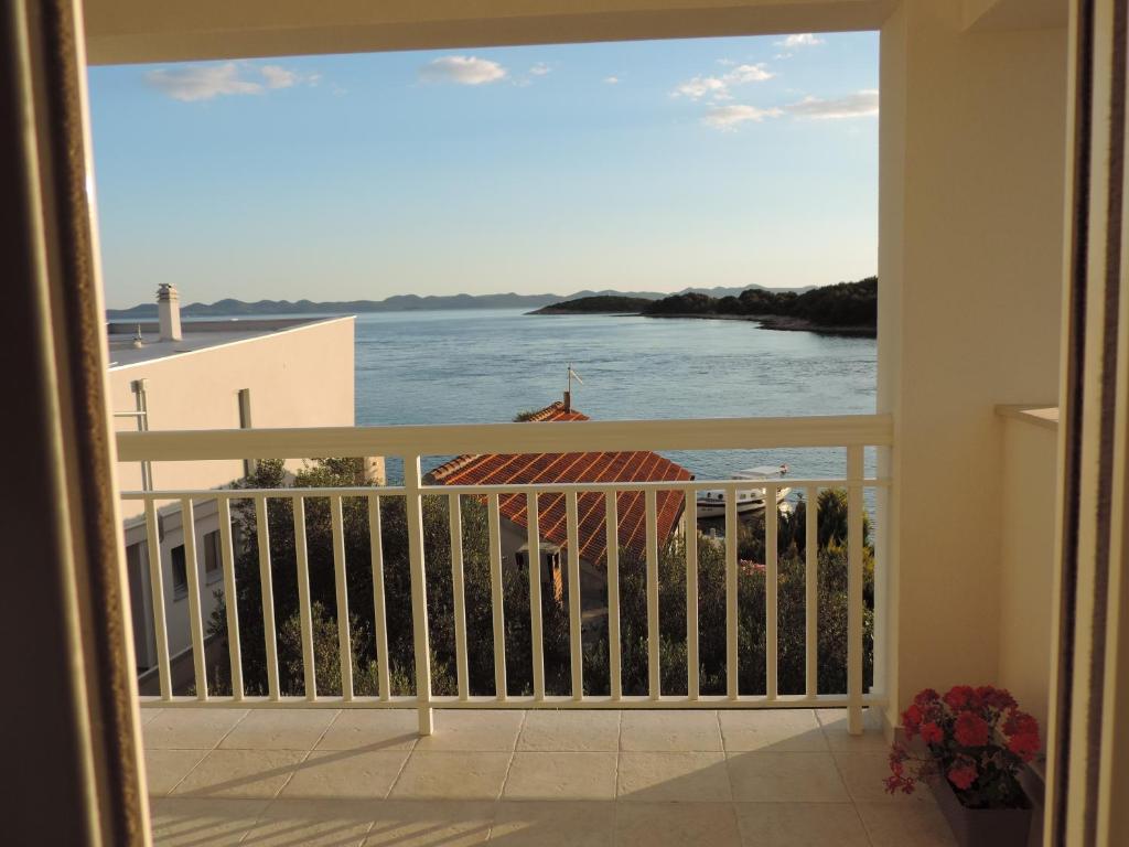 - Balcón con vistas al océano en Apartman s pogledom, en Ždrelac