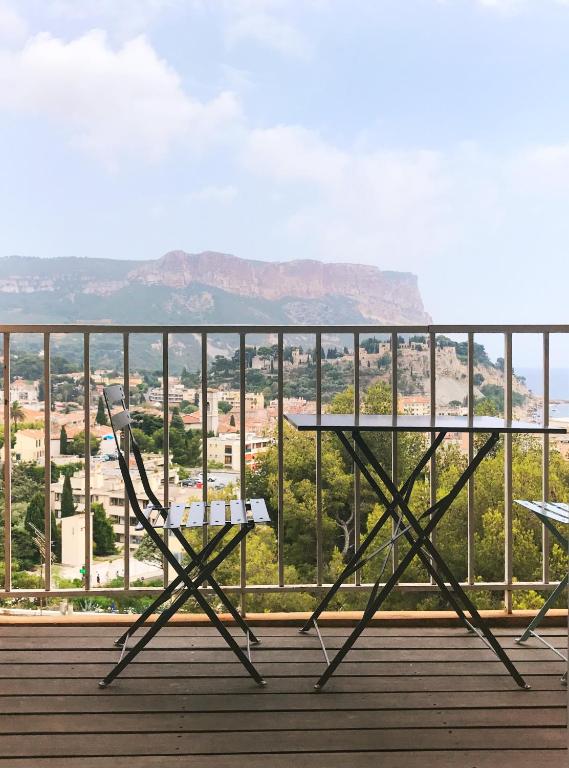 une table et des chaises sur un balcon avec vue dans l'établissement Le Bosquet, à Cassis