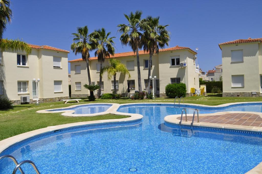 オリーバにあるFamily Beach Club Sevilla IIの一部のアパートメントビルの前にスイミングプールがあります。