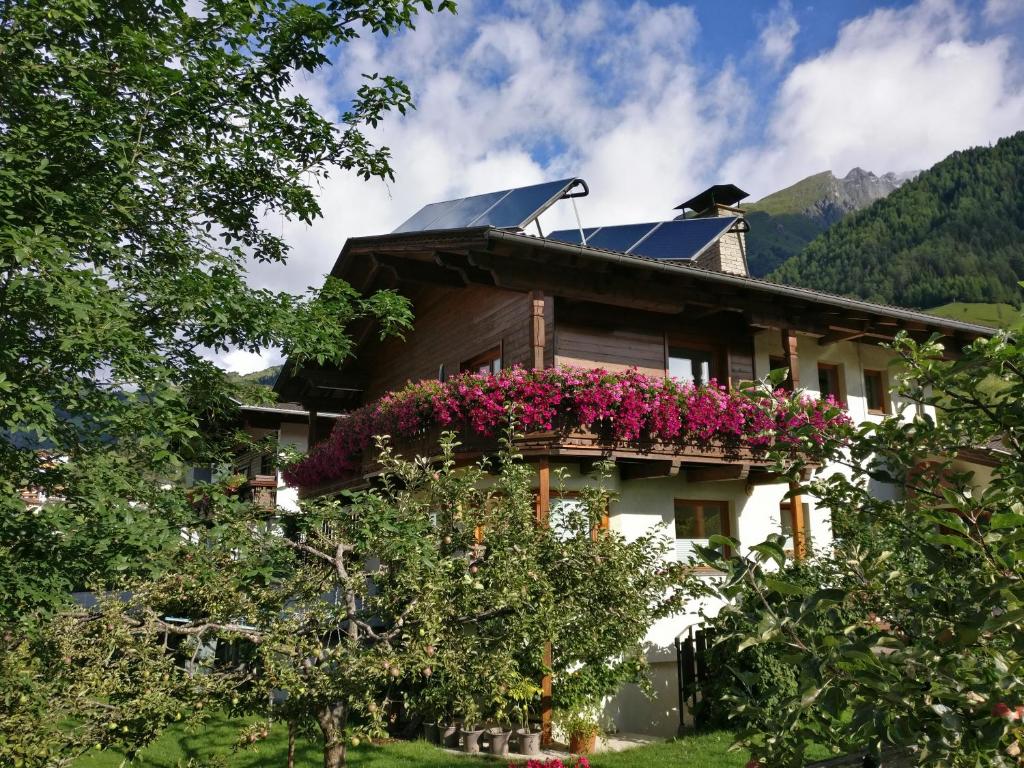 una casa con flores a un lado. en Privatzimmer Helene Mariacher en Virgen