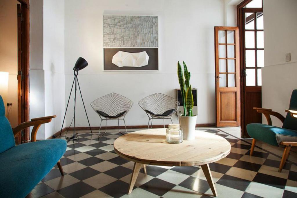 - un salon avec une table basse et des chaises dans l'établissement Casa Helsinki, à Córdoba