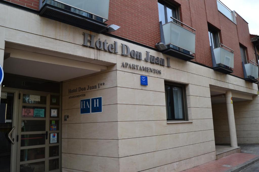 un edificio con el cartel de la sinagoga de la donación ludica en Hotel Apartamentos Don Juan I, en Alcalá de Henares