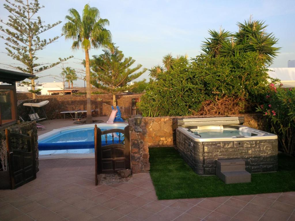 Bazén v ubytovaní Villa Piscine Jacuzzi Puerto Del Carmen alebo v jeho blízkosti