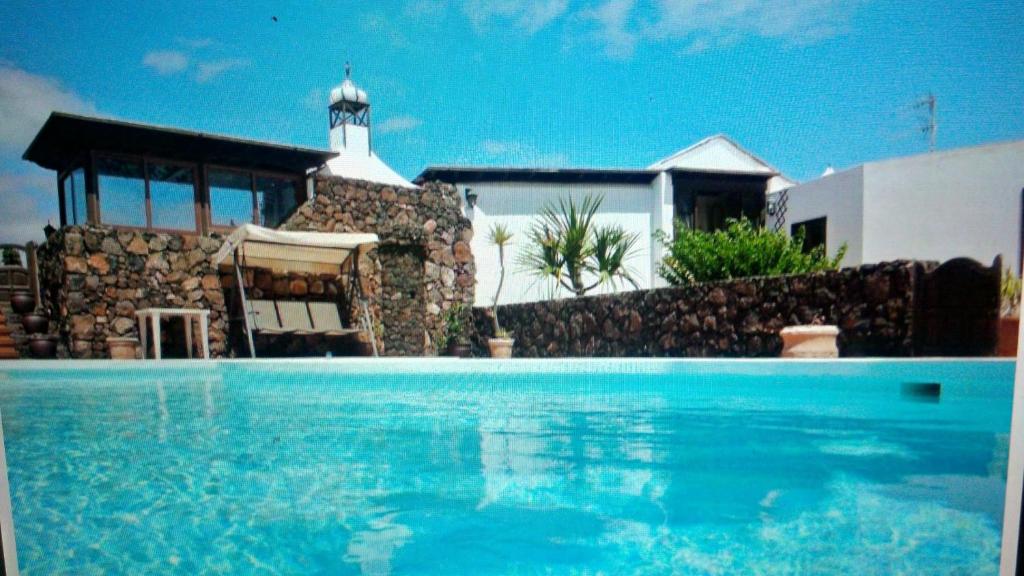 Bazén v ubytovaní Villa Piscine Jacuzzi Puerto Del Carmen alebo v jeho blízkosti