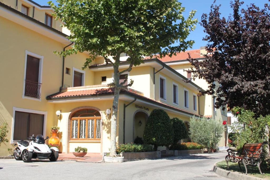uma scooter estacionada em frente a uma casa em Hotel Girasole em Civitanova Marche