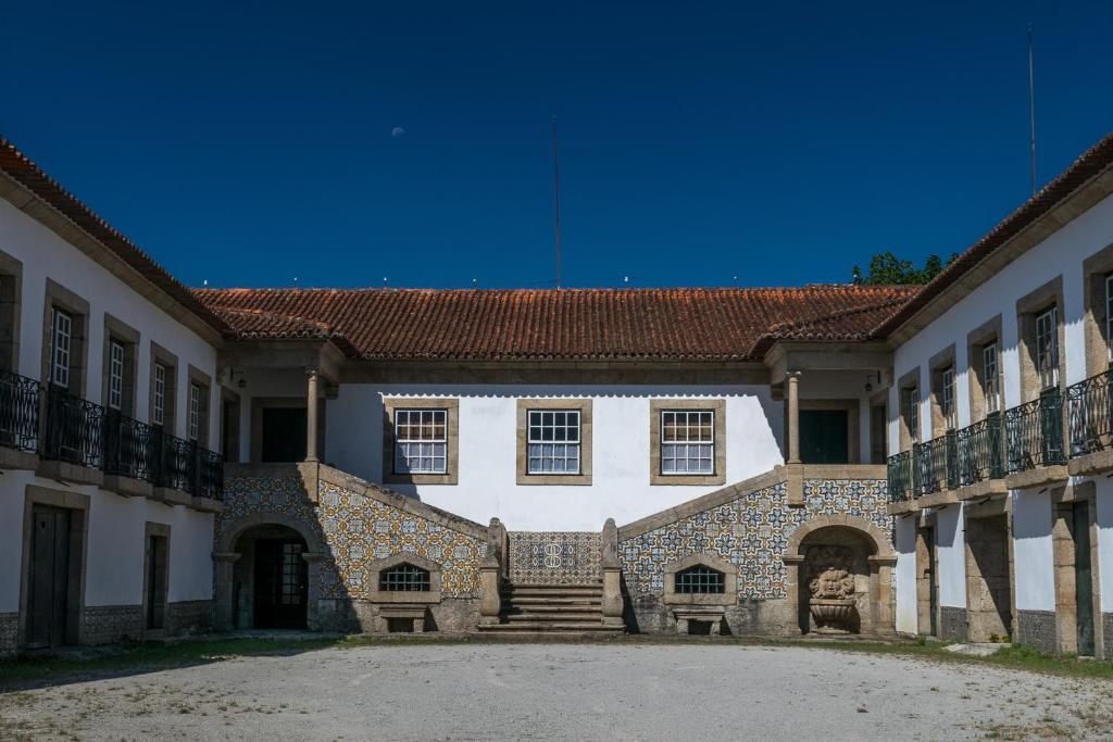 een binnenplaats van een gebouw met een trap aan de voorkant bij Casa de Pascoaes Historical House in Amarante
