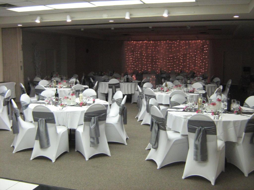 Restaurace v ubytování The Cedars Inn Hotel & Convention Centre