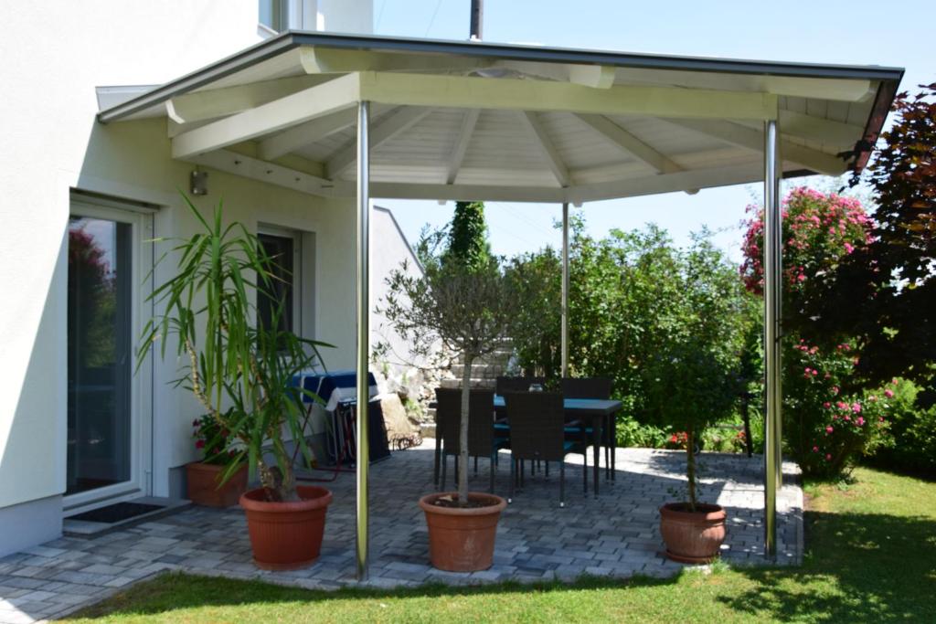 a pavilion with a table and chairs under it at Ferienwohnung Albel in Velden am Wörthersee