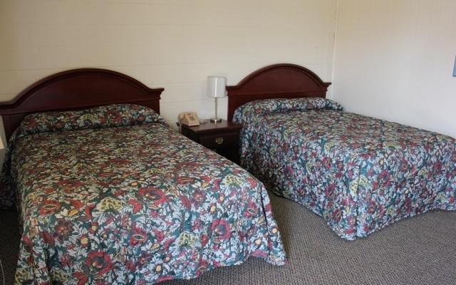 2 Betten nebeneinander in einem Hotelzimmer in der Unterkunft The Inn in El Dorado