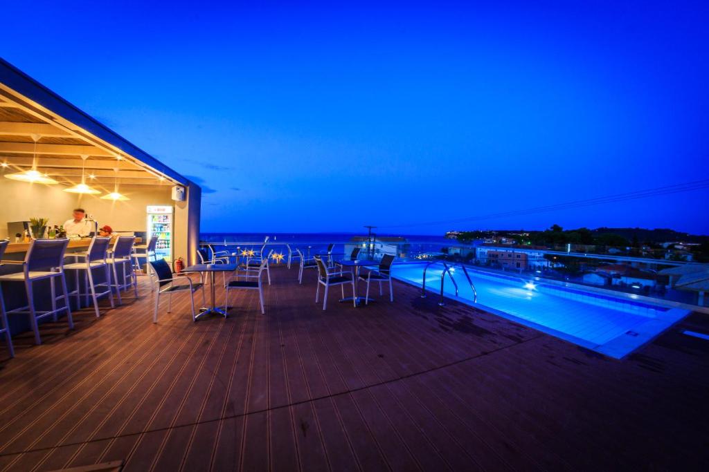 Bazén v ubytování Porto Planos Beach Hotel nebo v jeho okolí
