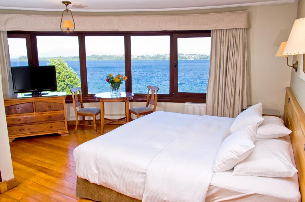 Uma cama ou camas num quarto em Hotel Cabaña Del Lago Puerto Varas