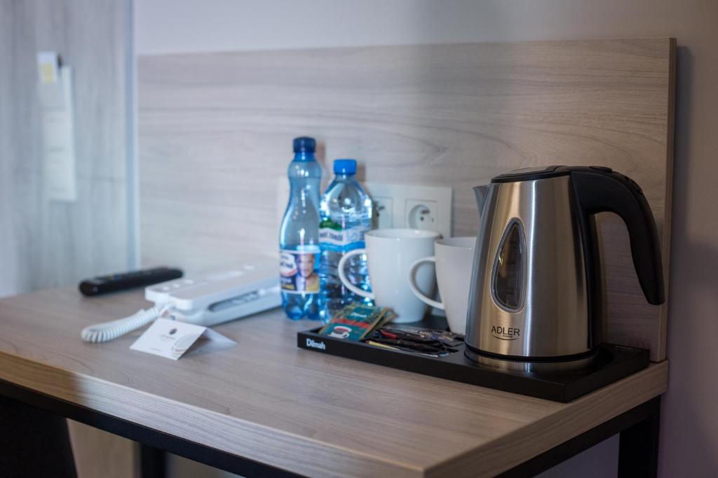 Příslušenství pro přípravu čaje a kávy v ubytování Citi Hotel's Wrocław