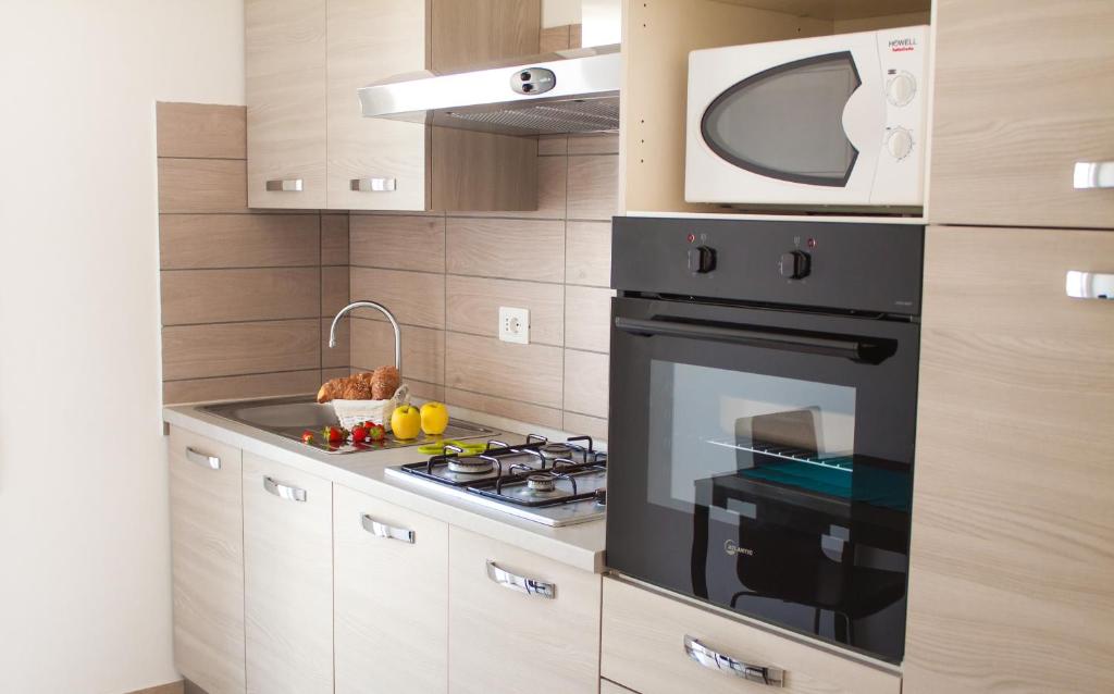 A kitchen or kitchenette at Case Vacanze Ganimede