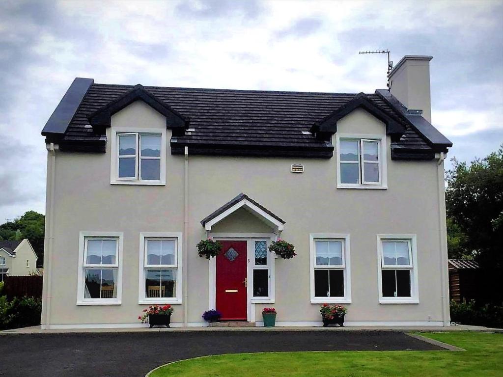 una gran casa blanca con puerta roja en Greenway View B&B, en Newport