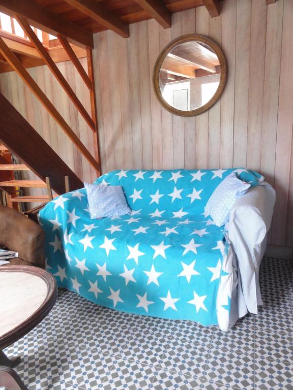 O Pindoにあるamaro&sueの部屋に星が描かれた青いソファ