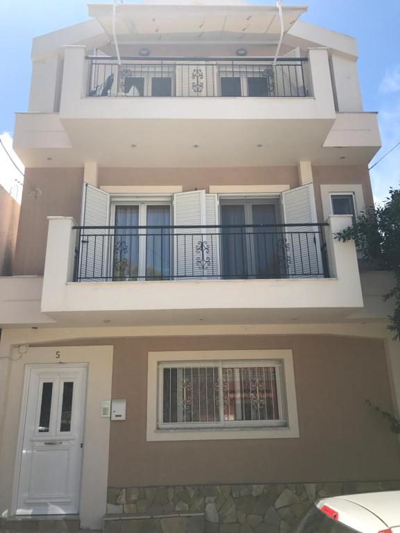 a house with a balcony and a white door at La Casa Di Nonna in Argostoli