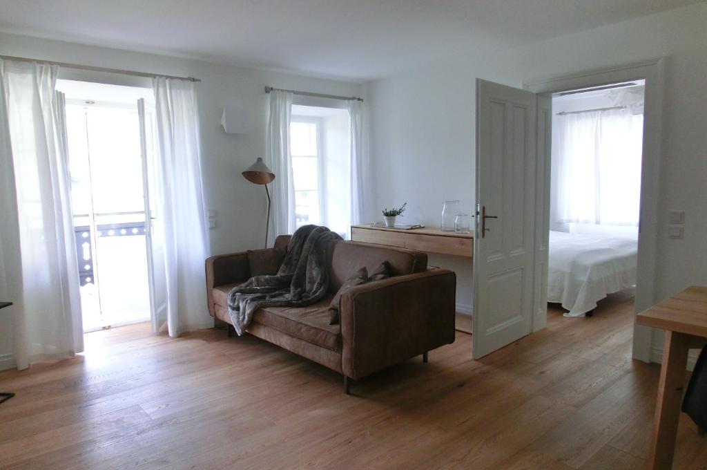 sala de estar con sofá y cama en Villa Bertholini en Bad Ischl