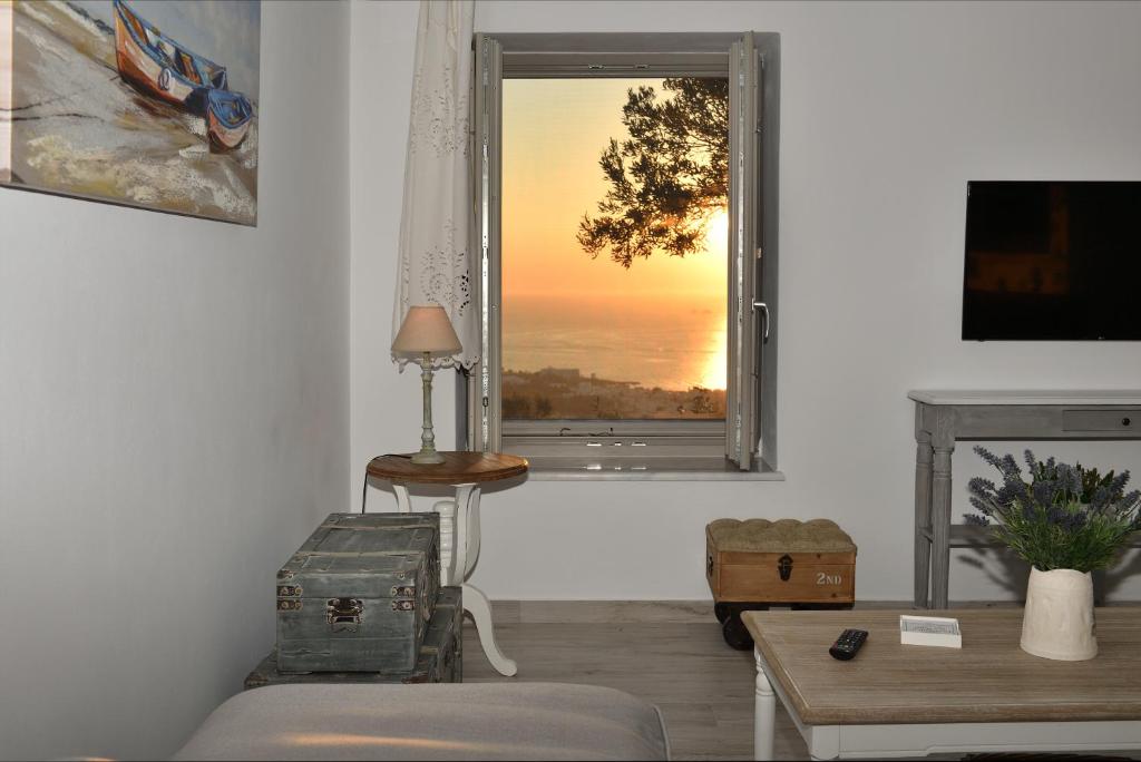 Televízia a/alebo spoločenská miestnosť v ubytovaní Olive Tree House in Parikia