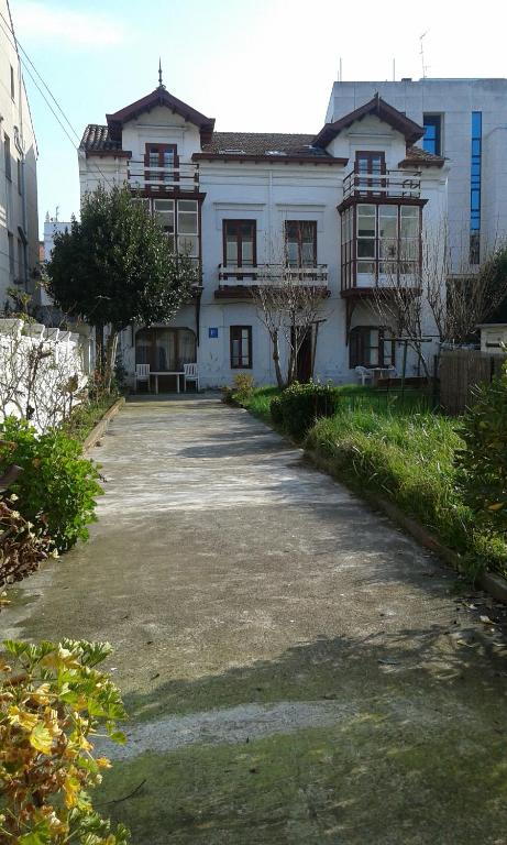 an old house in the middle of a driveway at Pensión Luisito in Santander