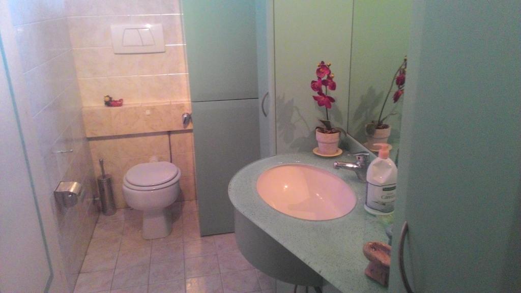 bagno con lavandino e servizi igienici di Sky Wellness Apartment a Porto SantʼElpidio