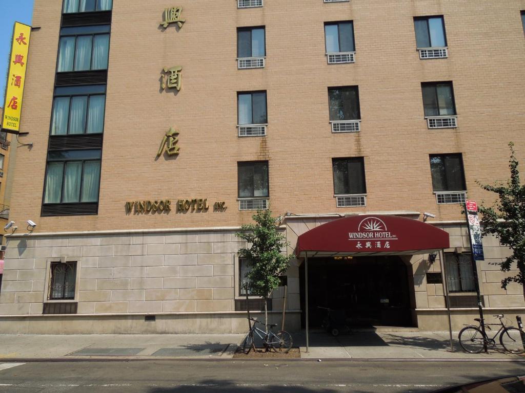 un edificio de hotel con un toldo rojo delante de él en Windsor Hotel, en Nueva York