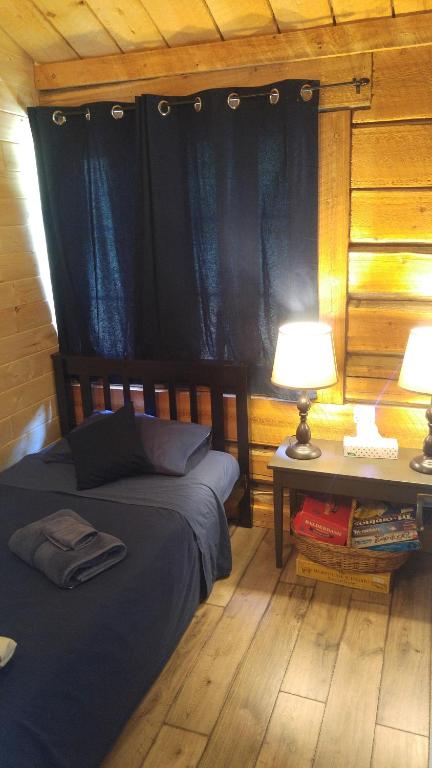 Postel nebo postele na pokoji v ubytování Wolfwood Guest Ranch