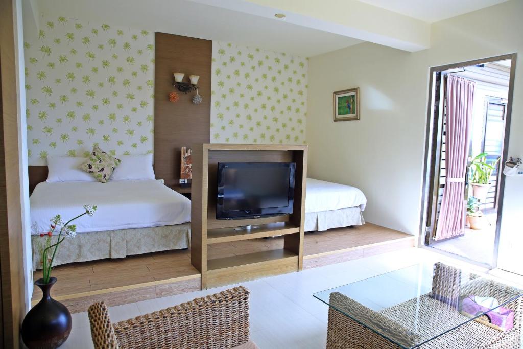 a living room with a bed and a tv in it at La View 麗晨 Homestay in Manzhou