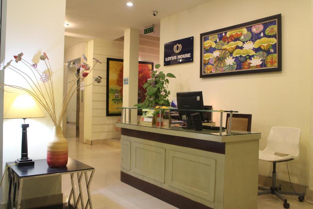 een lobby van een apotheek met een kassa bij Lotus House in Hanoi