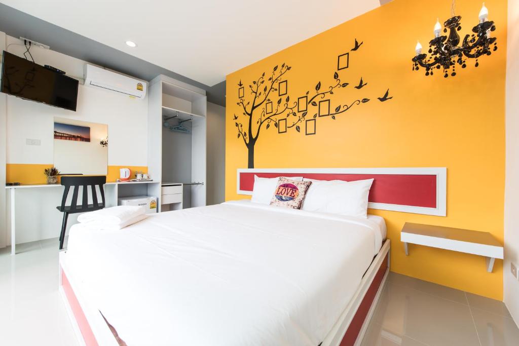 1 dormitorio con 1 cama con notas musicales en la pared en Slowlife Beach, en Nai Yang Beach