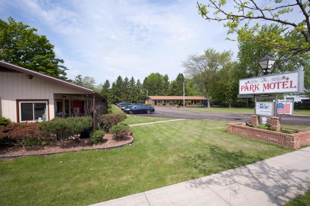 a park motel sign in front of a building at Park Motel in Marshfield