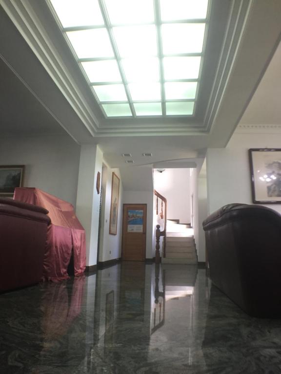 a hallway with a skylight in a building at Yuan Gong Yuan in Longtian