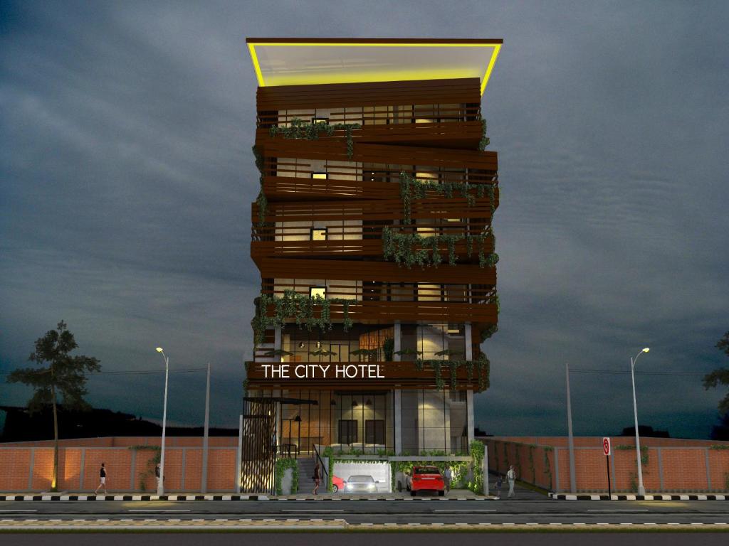 un edificio alto con un cartel que lee el hotel de la ciudad en The City Hotel en Ambon