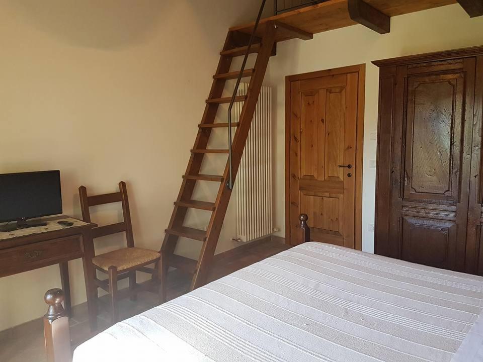 A bed or beds in a room at Agriturismo Il Falco del Monte Fumaiolo