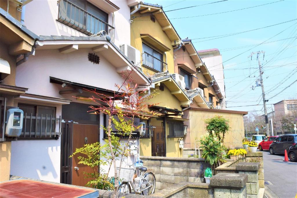 ein Gebäude mit einem Fahrrad davor in der Unterkunft Guest House WASSO in Kyoto